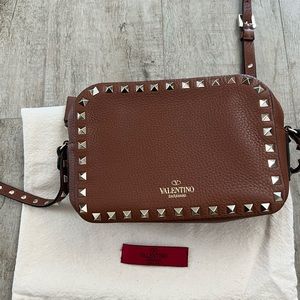 VALENTINO SMALL ROCKSTUD GRAINY LEATHER CROSSBODY BAG